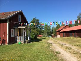 Stuga/gård på landet med egen brygga och roddbåt.