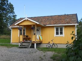 Underbart sommarboende på gård nära vattnet