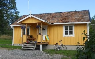 Underbart sommarboende på gård nära vattnet