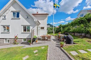 Hus inkl separat lägenhet på centralt i Grebbestad