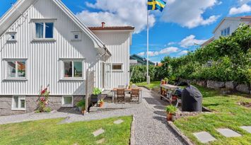 Hus inkl separat lägenhet på centralt i Grebbestad