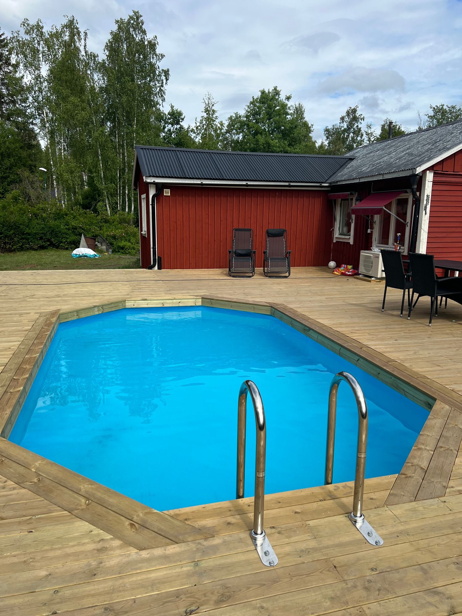 Trevlig stuga nära sjö med egen pool – bild 21 av 24