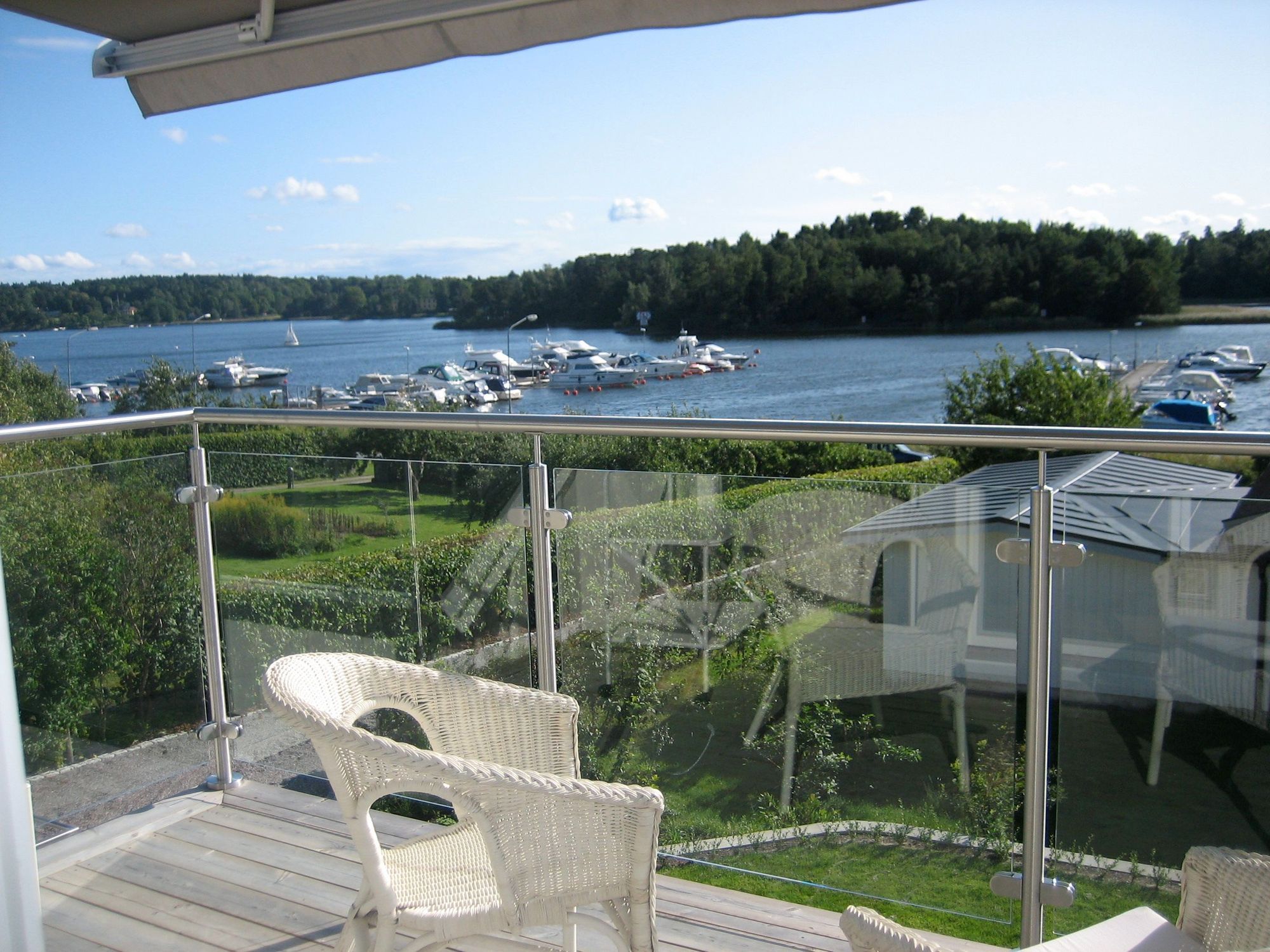 Stort hus nära Stockholm, vatten, bad och natur