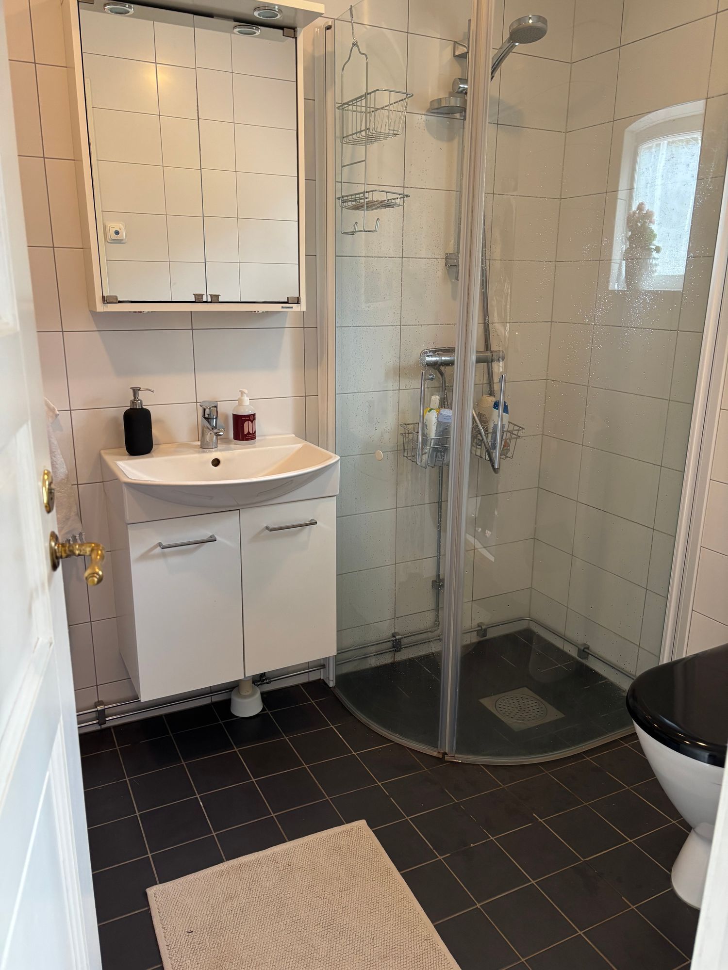 Ostörd idyll på gammal mindre gård – bild 10 av 19