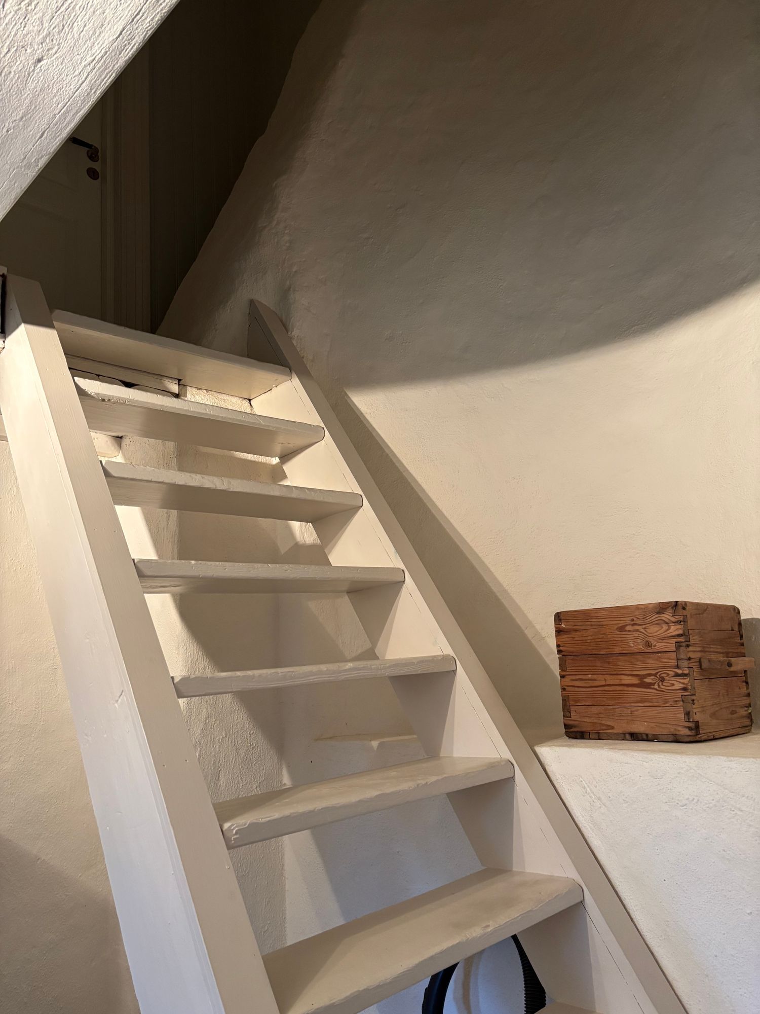 Ostörd idyll på gammal mindre gård – bild 7 av 19