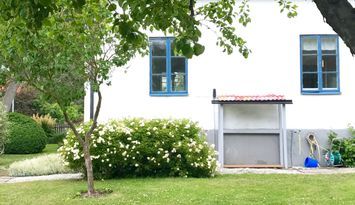 Hus vid havet i Visby nära ringmuren