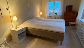 Idylliskt boende med vidsträckt vy över Vättern