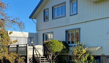 Rymlig lägenhet med gångavstånd till bad och hamn