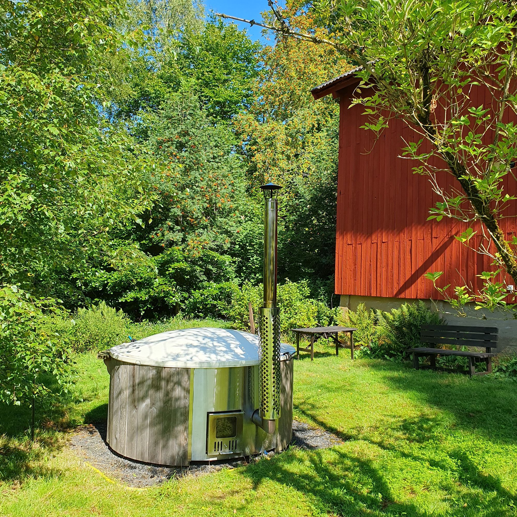 Stuga i Småland nära sjö med badtunna och leklada – bild 4 av 23