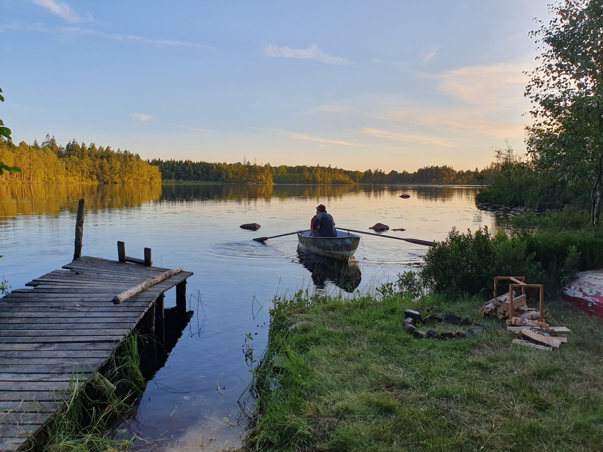 Stuga i Småland nära sjö med badtunna och leklada – bild 2 av 23