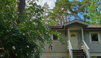 Sommarstuga vid sjön på Vindö