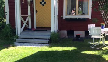 Torpstuga med gäststuga.
