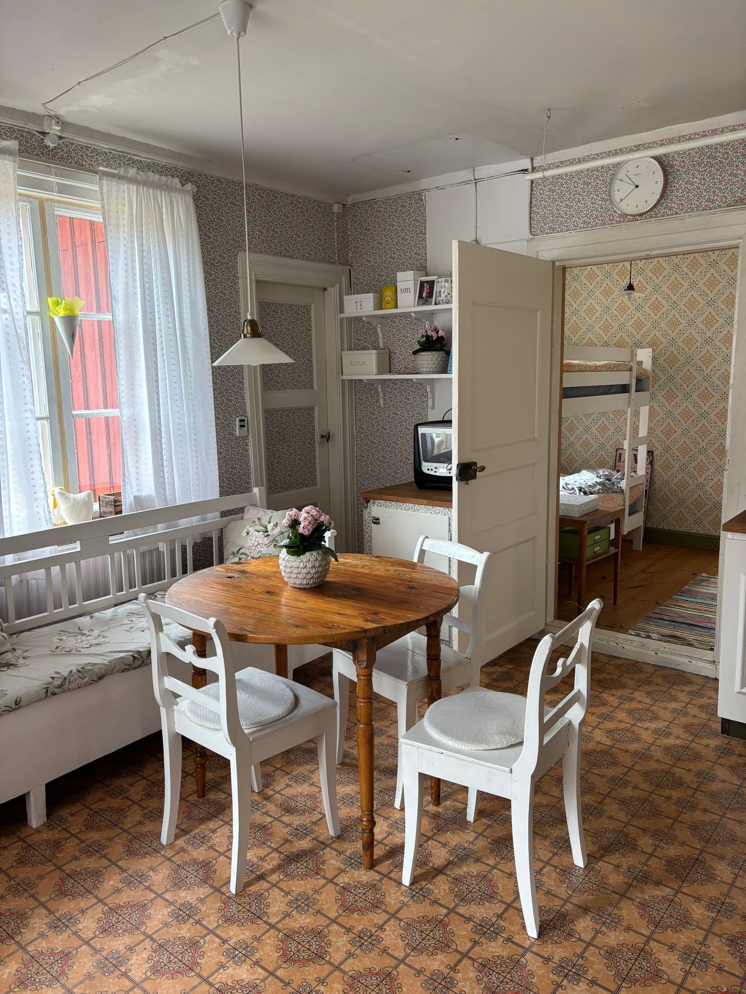Ostörd idyll på gammal mindre gård – bild 17 av 19