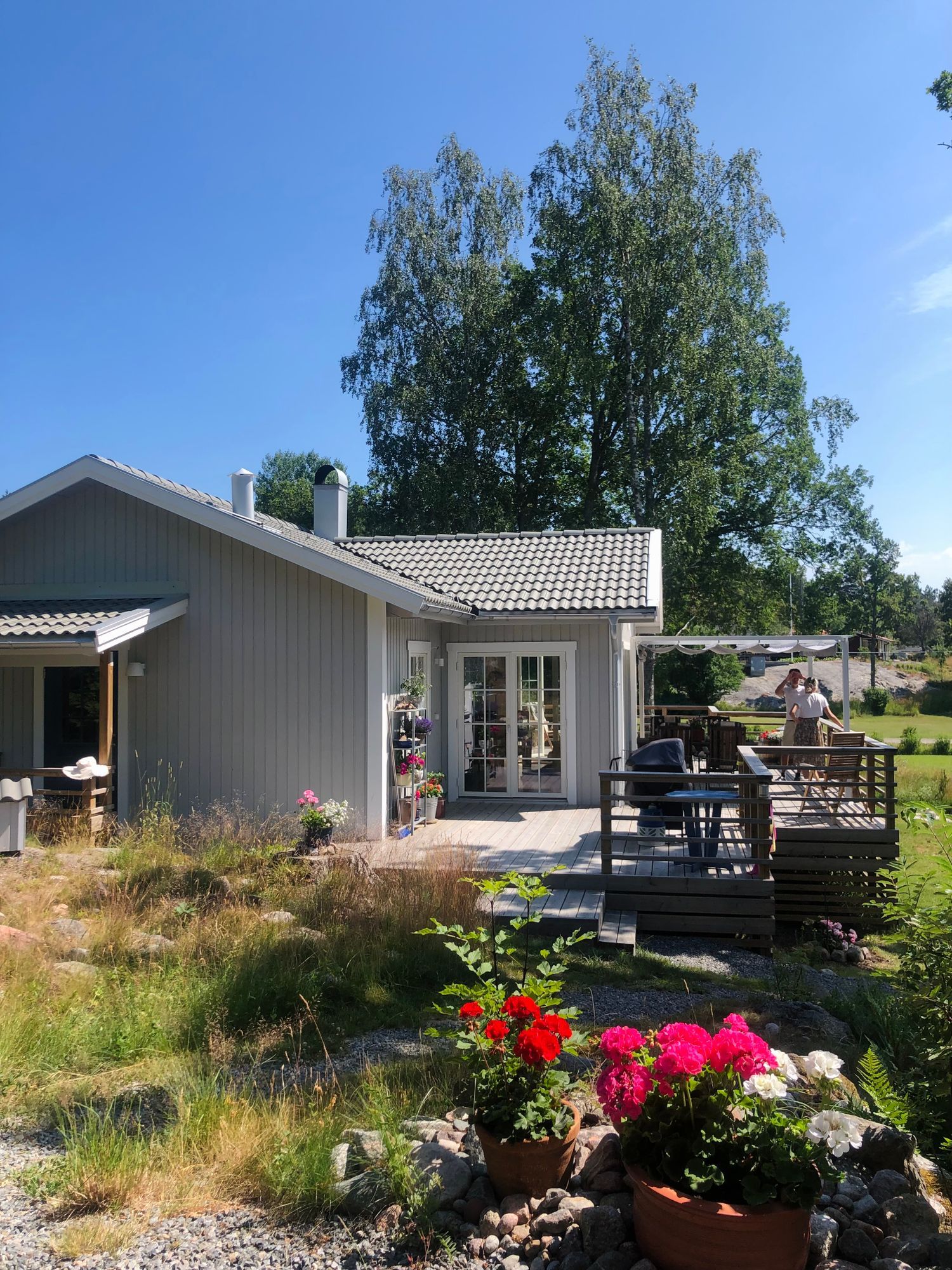 Modernt sommarhus med separat gästhus vid havet