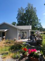 Modernt sommarhus med separat gästhus vid havet