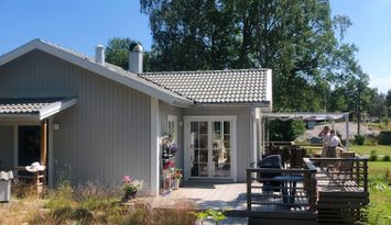 Modernt sommarhus med separat gästhus vid havet