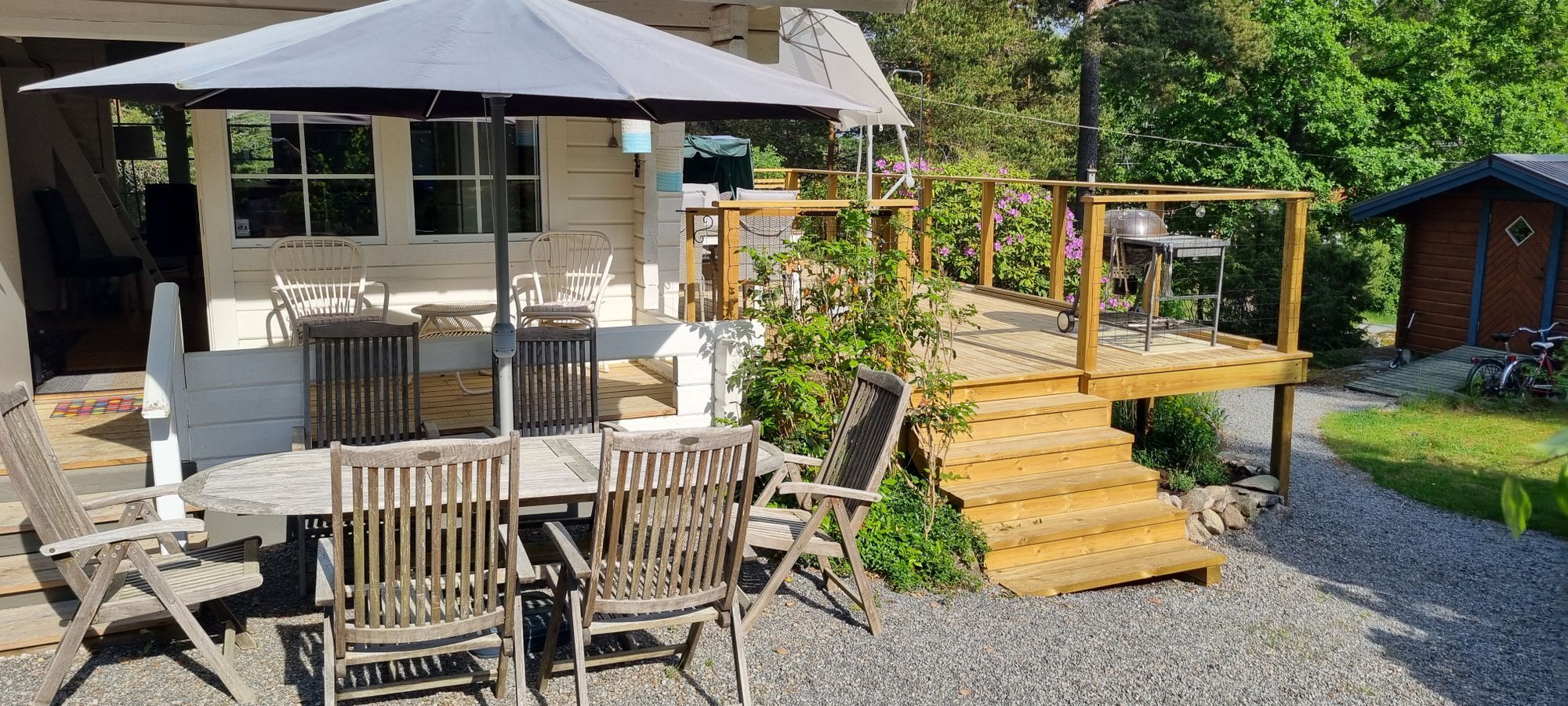 Charmig sommarstuga med härligt barnvänlig tomt – bild 3 av 21