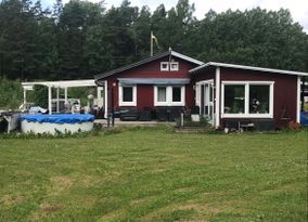 Charmig sommarstuga nära Sjö & Skog