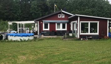Charmig sommarstuga nära Sjö & Skog