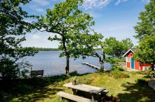 Charmigt sommarhus på sjötomt, egen brygga och båt