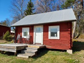 Blockhaus mit schöner Aussicht auf See und Felder.