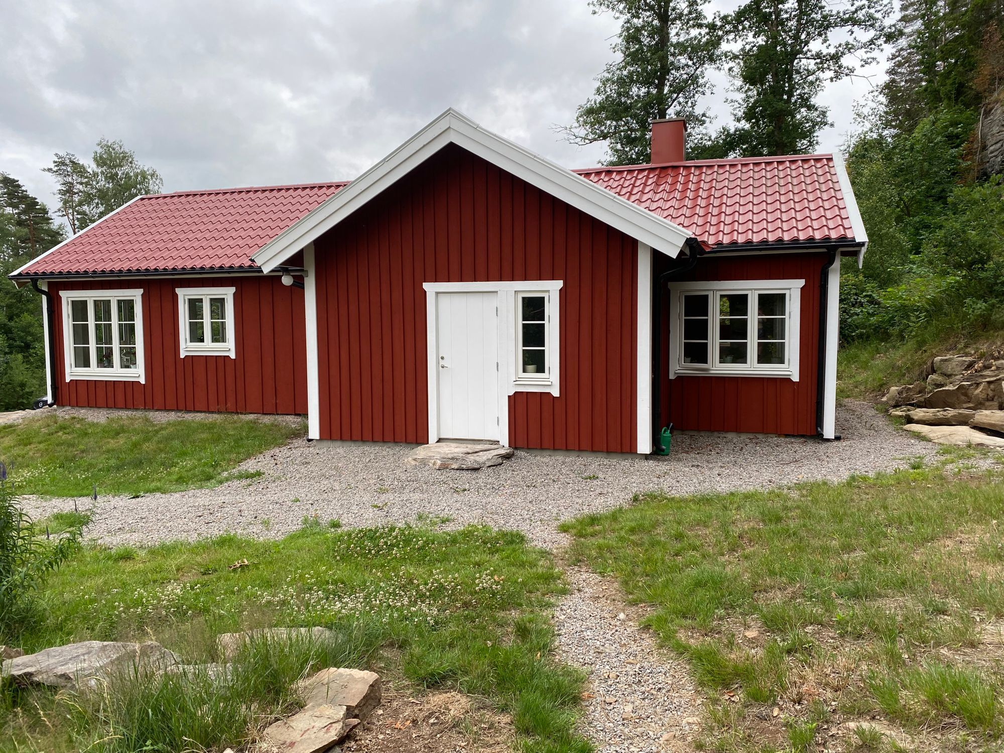 Mysig avsides stuga med närhet till sjö i Bohuslän