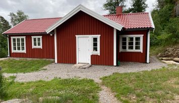 Mysig avsides stuga med närhet till sjö i Bohuslän