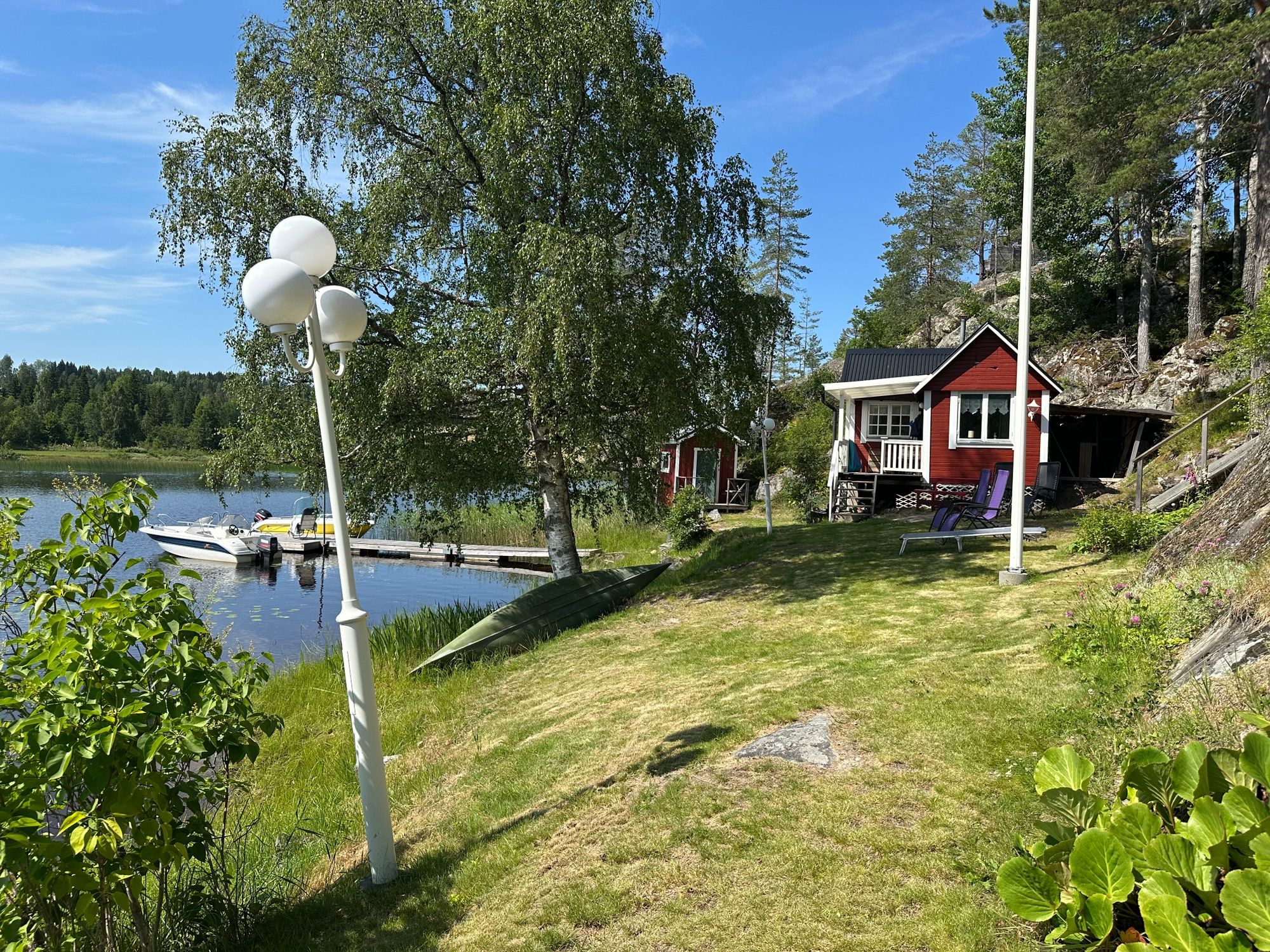 Stuga med sjötomt – bild 9 av 24