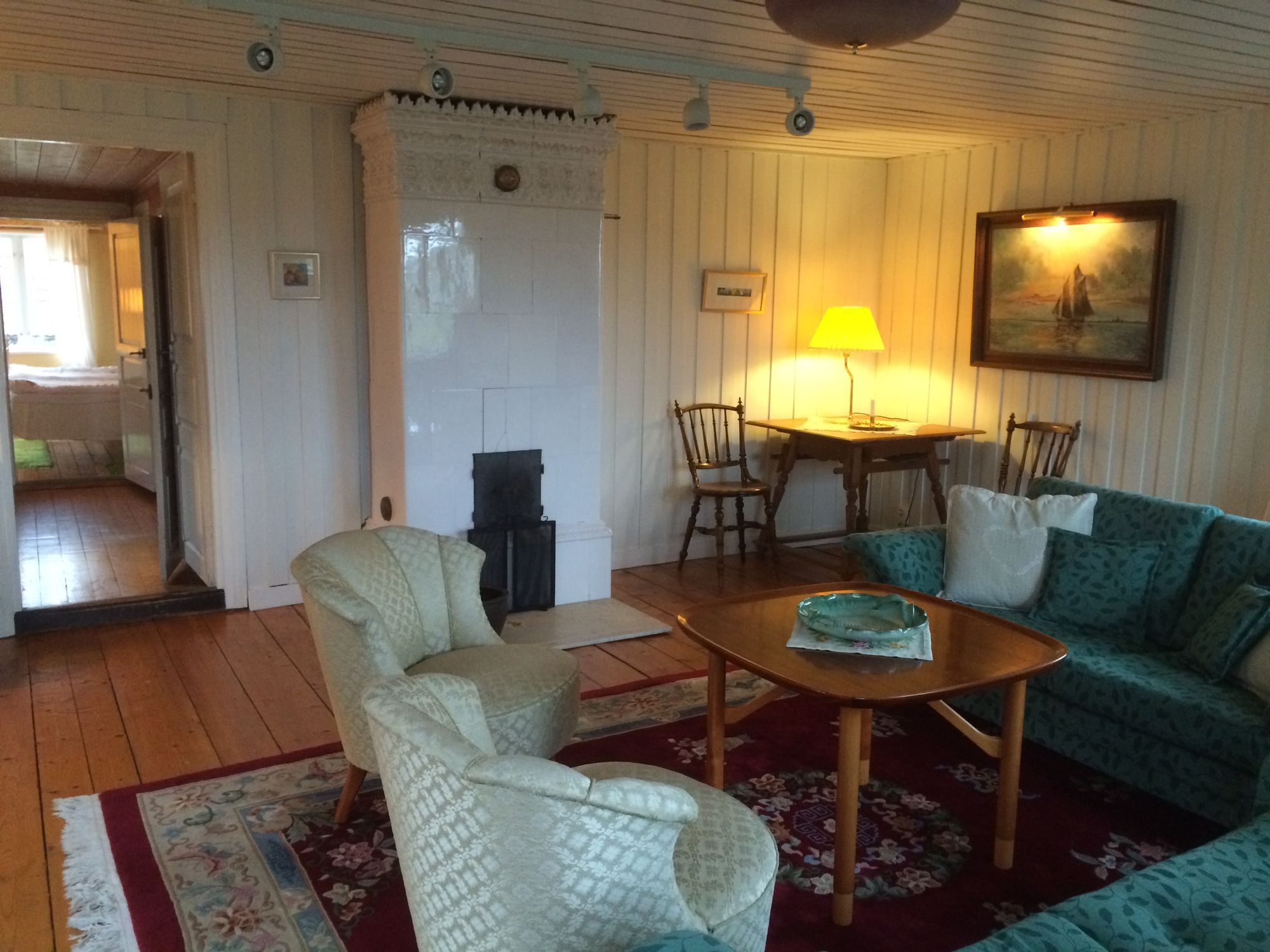 Havsnära med glasveranda, stor tomt och bastu. – bild 19 av 24