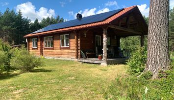 Modernt timmerhus vid sjö