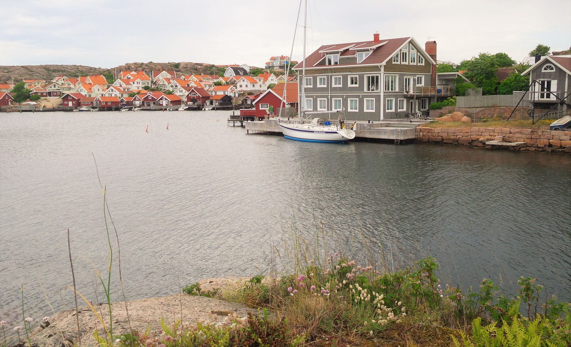 Havet, två meter från - med egen brygga. – bild 2 av 20