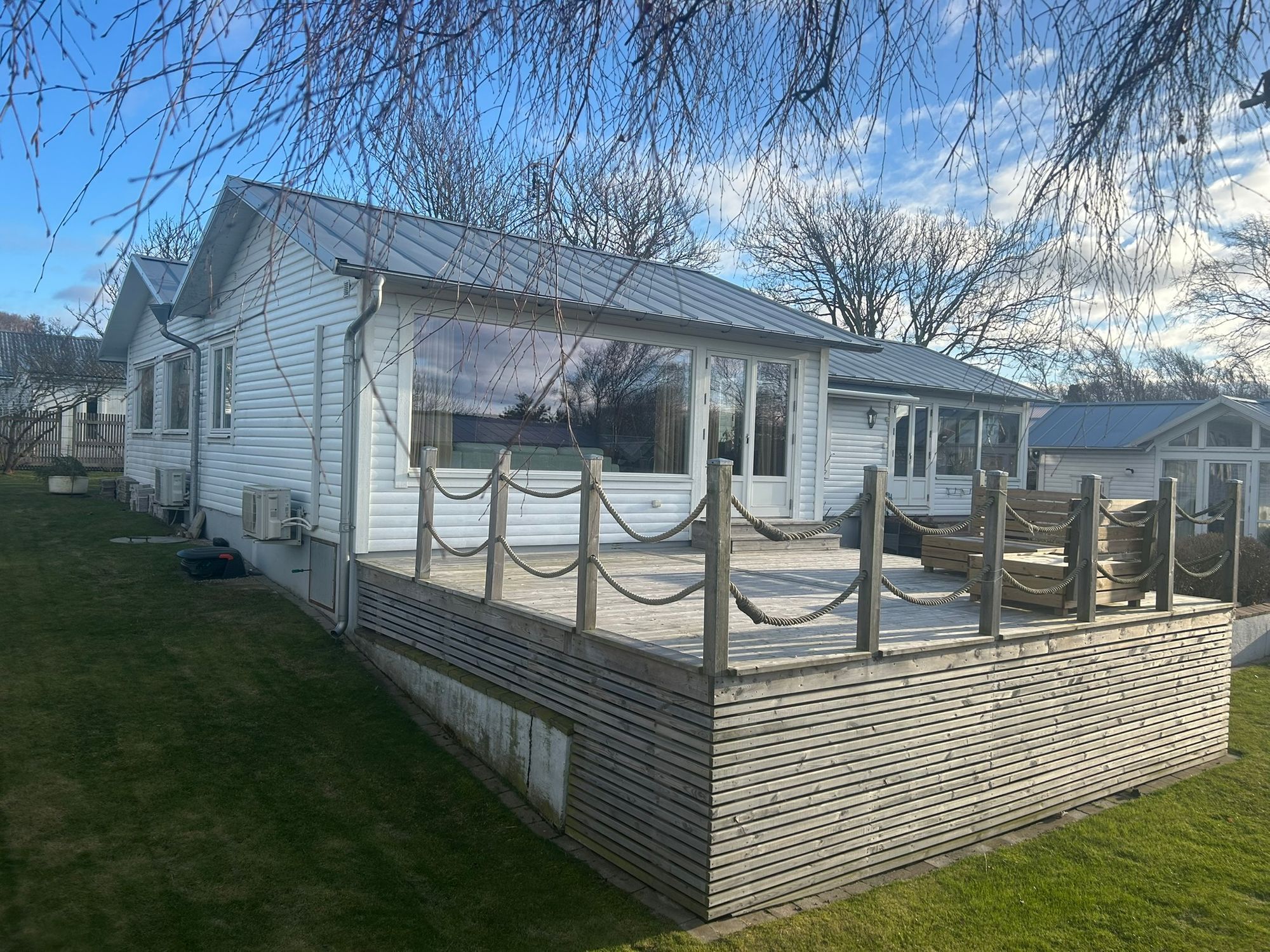 Stort strandnära sommarhus med härlig trädgård – bild 8 av 24