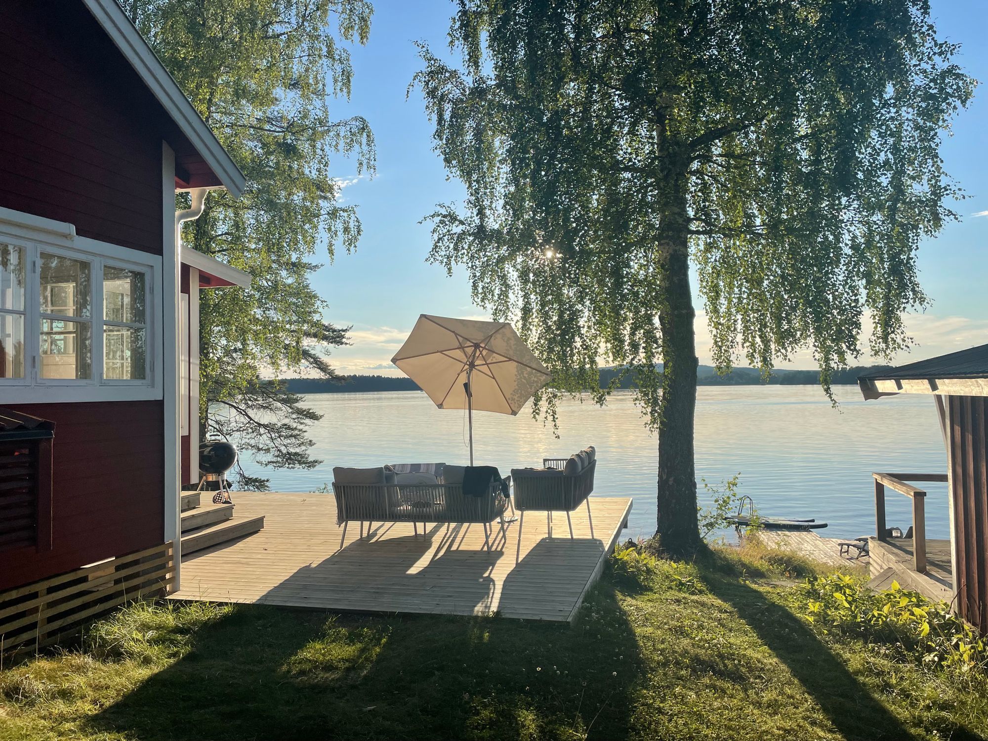 Stuga på sjötomt med egen brygga, Runn -nära Romme