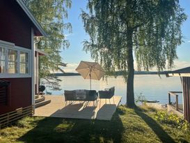 Stuga på sjötomt med egen brygga, Runn -nära Romme