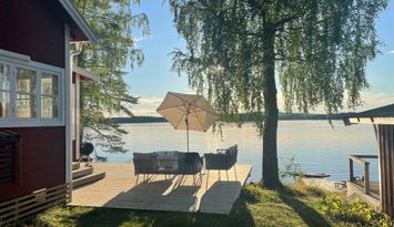 Stuga på sjötomt med egen brygga, Runn -nära Romme