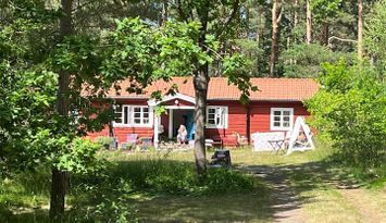Charmigt sommarhus i Stora Rör – stor naturtomt