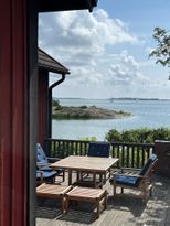 Rymligt sommarhus, fri havsutsikt och egen brygga