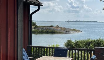 Rymligt sommarhus, fri havsutsikt och egen brygga