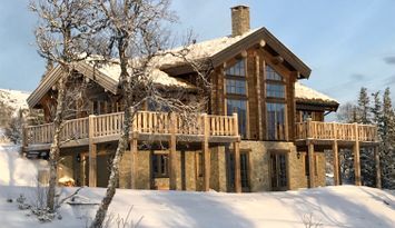 Exklusivt timmerhus med bästa läge i Bydalen