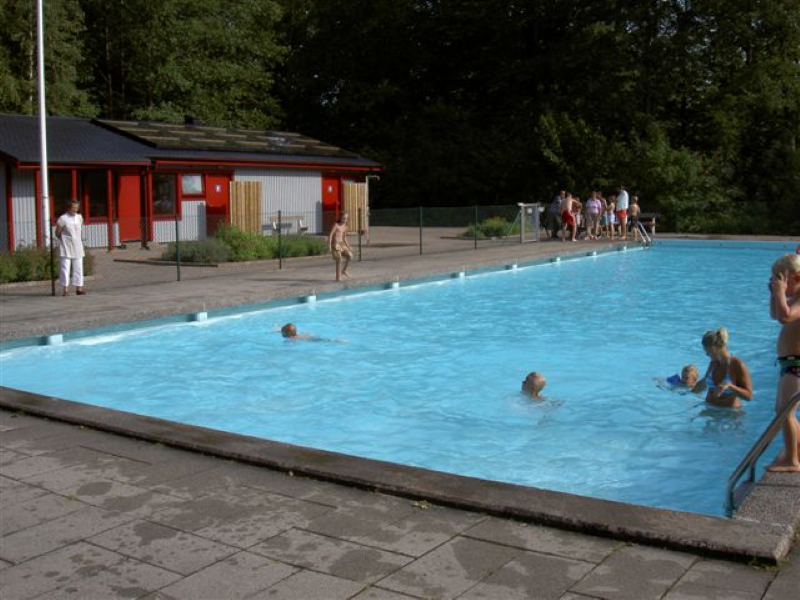 Stuga i naturskön bokskog med pool och nära kust – bild 9 av 10