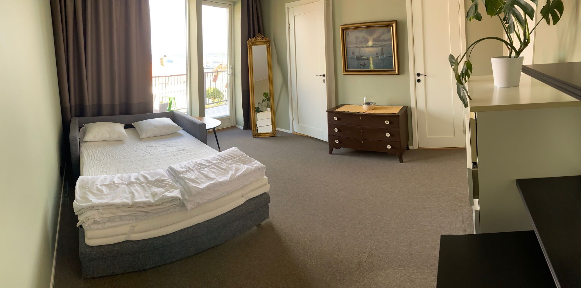 Villa centralt med naturpool, spabad och takterass – bild 11 av 14