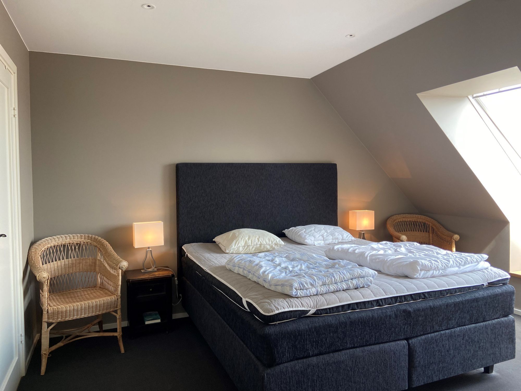 Villa centralt med naturpool, spabad och takterass – bild 13 av 14