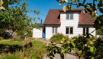 Charmigt hus vid havet i skärgårdsmiljö