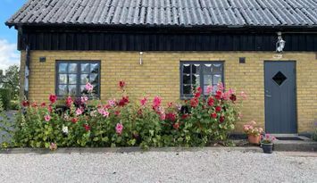 Mysigt hus på landet med närhet till stan.