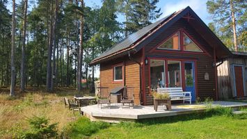Nice guest house by Lake Vänern and close to the s