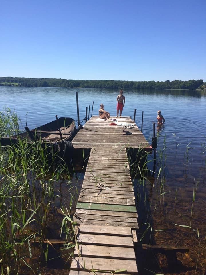 Mysig stuga vid sjö – bild 2 av 10