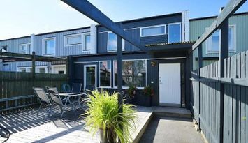 Mysigt skandinaviskt familjehem nära natur & stad