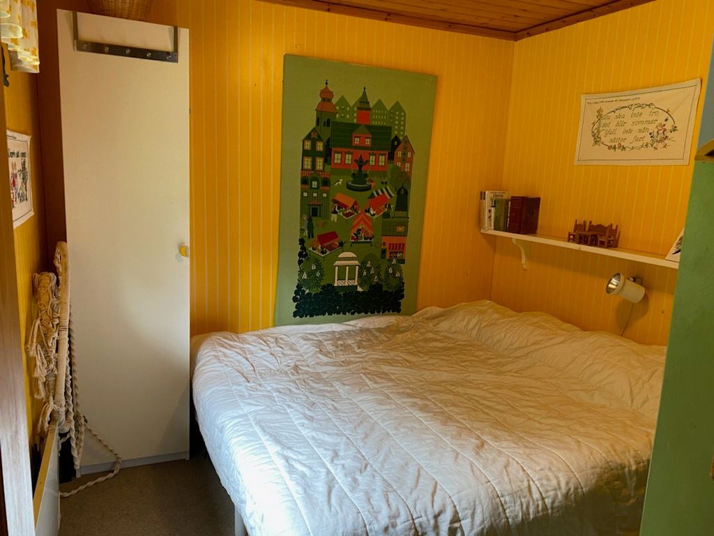 Mysig stuga vid sjö – bild 9 av 10