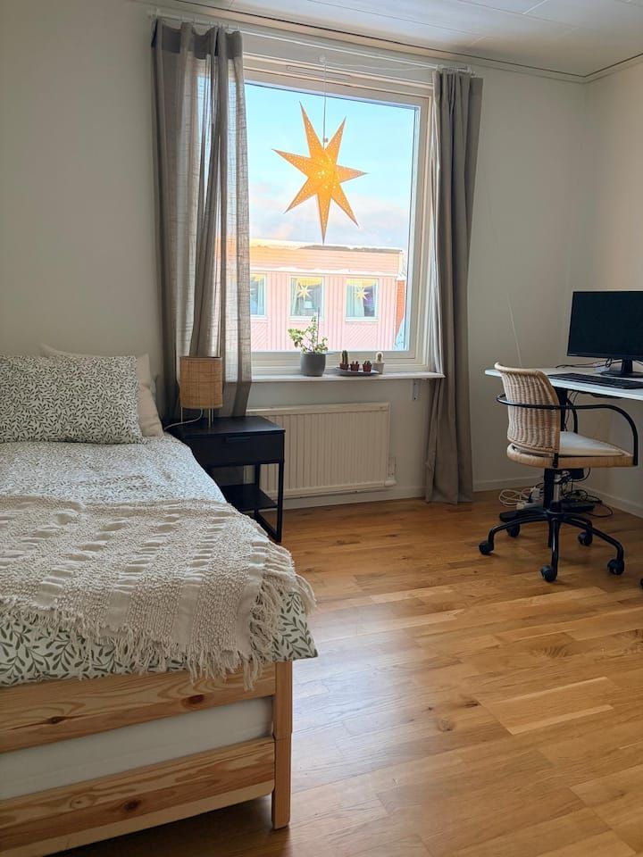 Mysigt skandinaviskt familjehem nära natur & stad – bild 12 av 21