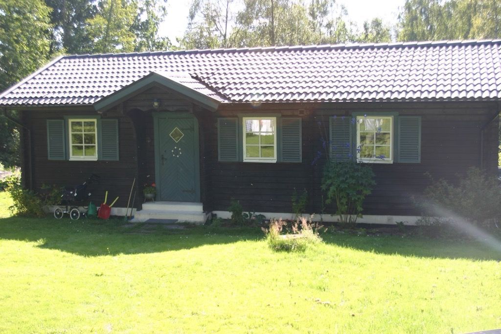 Mysig stuga vid sjö – bild 3 av 10